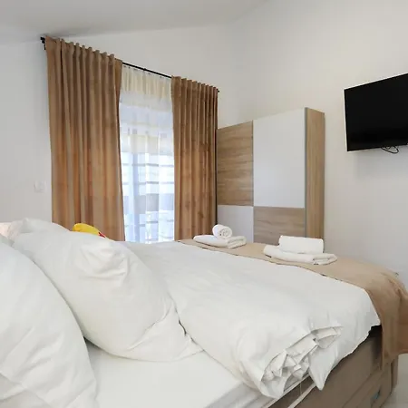 Golden Horizon Residence-peaceful Oasis With Pool Near The Sea شقة