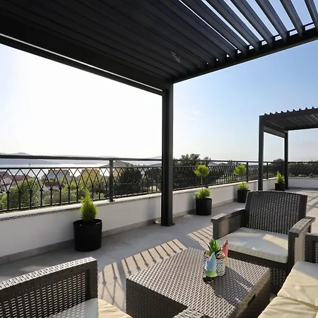 Golden Horizon Residence-peaceful Oasis With Pool Near The Sea شقة