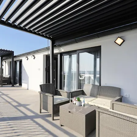 شقة Golden Horizon Residence-peaceful Oasis With Pool Near The Sea