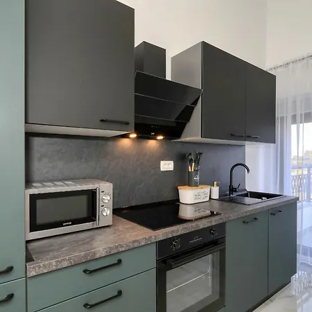 Golden Horizon Residence-peaceful Oasis With Pool Near The Sea Apartamento Turanj