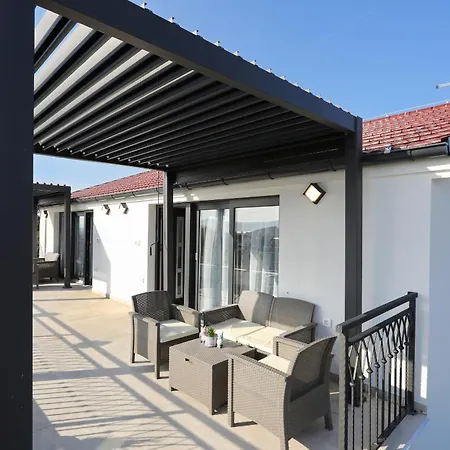 Golden Horizon Residence-peaceful Oasis With Pool Near The Sea Turanj