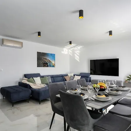 Apartamento Golden Horizon Residence-peaceful Oasis With Pool Near The Sea Turanj