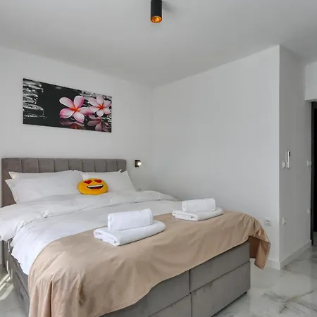 Golden Horizon Residence-peaceful Oasis With Pool Near The Sea