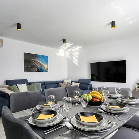 Golden Horizon Residence-peaceful Oasis With Pool Near The Sea Turanj
