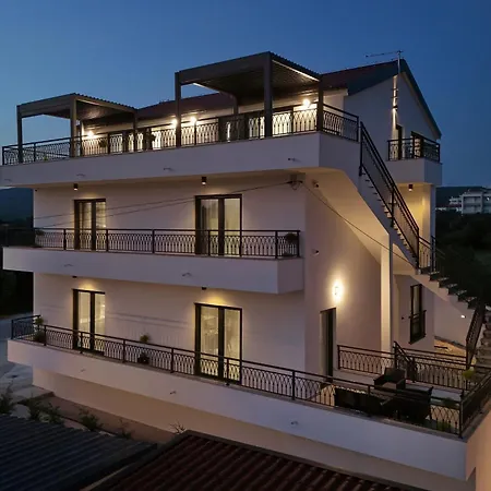 Golden Horizon Residence-peaceful Oasis With Pool Near The Sea