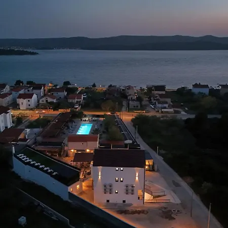 Golden Horizon Residence-peaceful Oasis With Pool Near The Sea