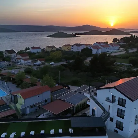 شقة Golden Horizon Residence-peaceful Oasis With Pool Near The Sea *