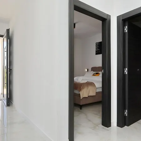 شقة Golden Horizon Residence-peaceful Oasis With Pool Near The Sea *