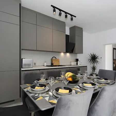 Golden Horizon Residence-peaceful Oasis With Pool Near The Sea شقة توراني