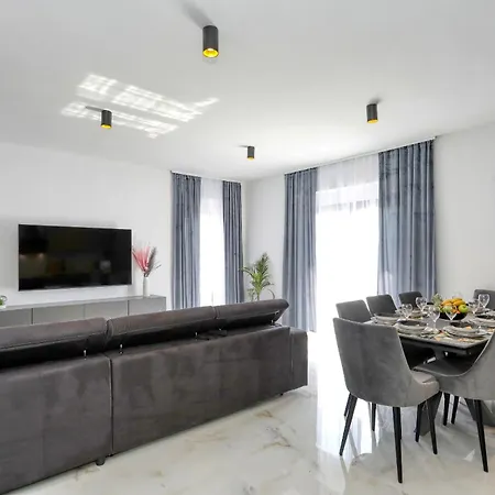 Golden Horizon Residence-peaceful Oasis With Pool Near The Sea *