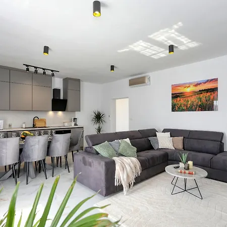Golden Horizon Residence-peaceful Oasis With Pool Near The Sea *