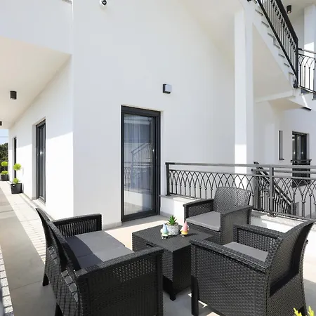 Golden Horizon Residence-peaceful Oasis With Pool Near The Sea شقة توراني