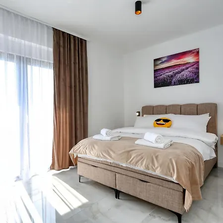 Golden Horizon Residence-peaceful Oasis With Pool Near The Sea