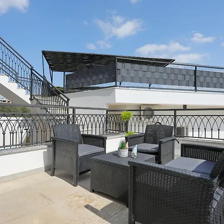 شقة Golden Horizon Residence-peaceful Oasis With Pool Near The Sea *