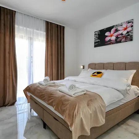 Golden Horizon Residence-peaceful Oasis With Pool Near The Sea شقة